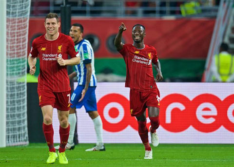 Naby Keita (phải) mở tỷ số cho Liverpool