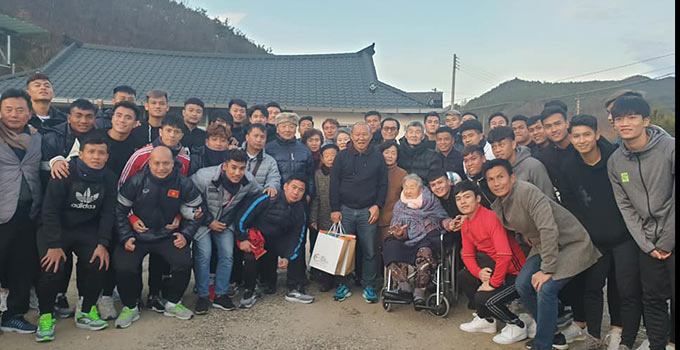 Nhà cầm quân người Hàn Quốc đưa các thành viên của U23 Việt Nam về thăm quê nhà và mẹ già tại Hàn Quốc - Ảnh: Lưu Danh Minh