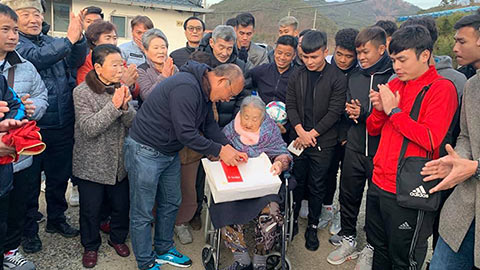 Thầy Park đưa U23 Việt Nam về thăm mẹ già tại Hàn Quốc
