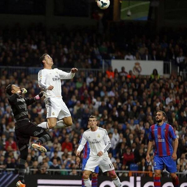 Ronaldo bật cao ghi bàn khó tin
