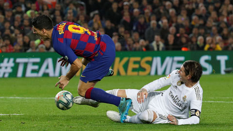 Suarez bất lực hoàn toàn trước lá chắn Ramos (phải)