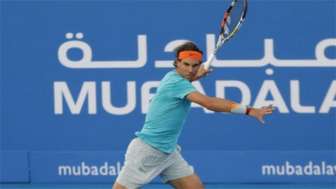 Nadal thắng dễ, Djokovic thua đau ở Abu Dhabi