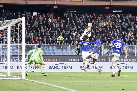 Ronaldo thực hiện cú nhảy phi thường để ghi bàn trong trận thắng Sampdoria