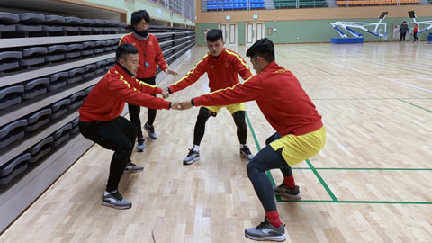 Các cầu thủ tập hồi phục chấn thương trên đất Hàn Quốc