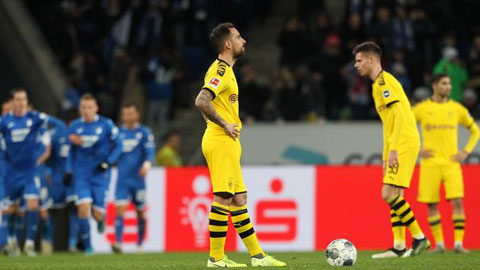 Hàng thủ Dortmund đưa Favre lên 'đoạn đầu đài'