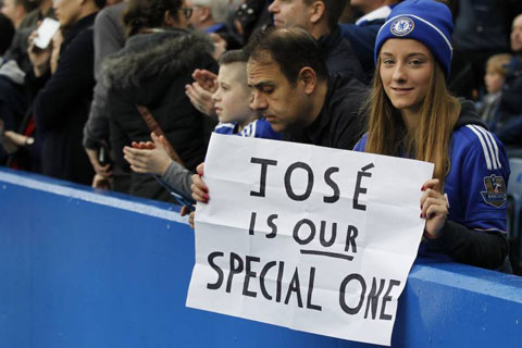 Sẽ không còn những banner thể hiện tình yêu như thế này khi Mourinho trở lại Stamford Bridge nữa