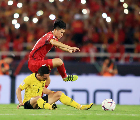 Đình Trọng (trên) lăn xả tại AFF Suzuki Cup 2018 - Ảnh: Đức Cường