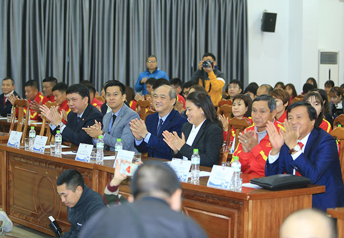 Đại diện lãnh đạo Tổng cục Thể dục Thể thao, LĐBĐ Việt Nam, Ban huấn luyện ĐT nữ Việt Nam tới dự - Ảnh: Đức Cường