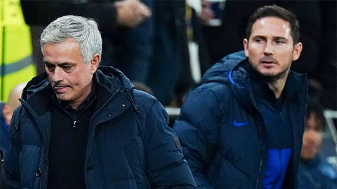 HLV Mourinho (trái) hoàn toàn bất ngờ và không kịp trở tay với cách bài binh bố trận của trò cũ Lampard