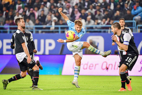 Siêu Cúp Italia 2019 vuột khỏi tay HLV Sarri bởi Juventus của ông kém Lazio (áo sáng) về mọi mặt