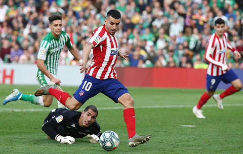 Correa vượt qua thủ thành Robles để ghi bàn mở tỷ số ở trận Betis - Atletico