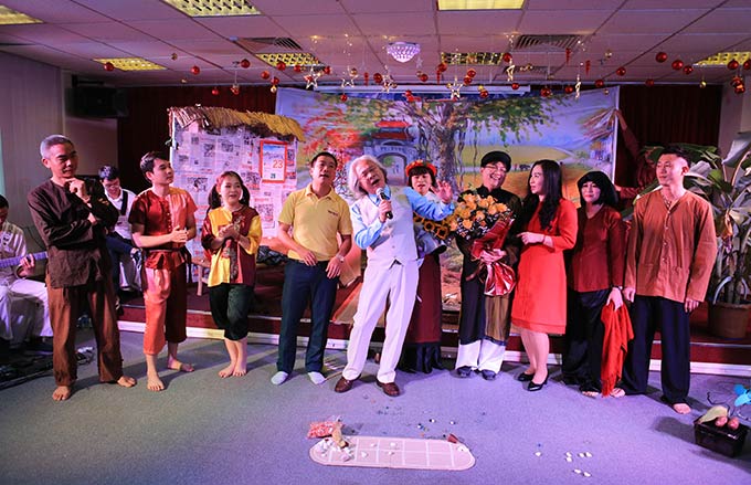 Tổng biên tập Nguyễn Văn Phú cất lại giai điệu của bài hát "Về quê" cùng đội Hướng Dương. Đây cũng là tiết mục xuất sắc nhất của Hội diễn Văn nghệ