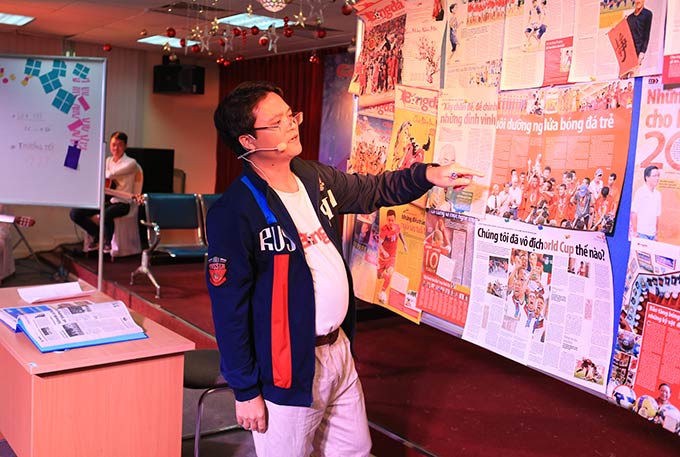 Phó Tổng biên tập Nguyễn Tùng Điển nhập vai ấn tượng khi đóng là nhân viên kỳ cựu Ngọc Bảo của báo Bóng đá 