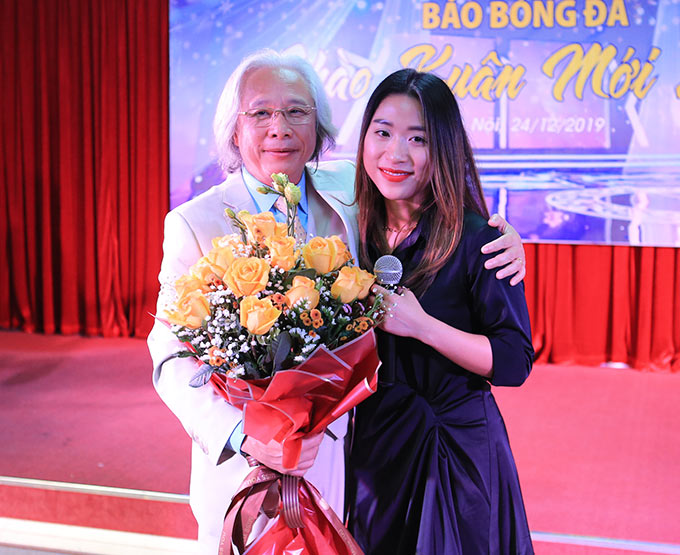Tổng biên tập Nguyễn Văn Phú tặng hoa, chụp ảnh kỷ niệm với bạn Nguyễn Diệp Anh 