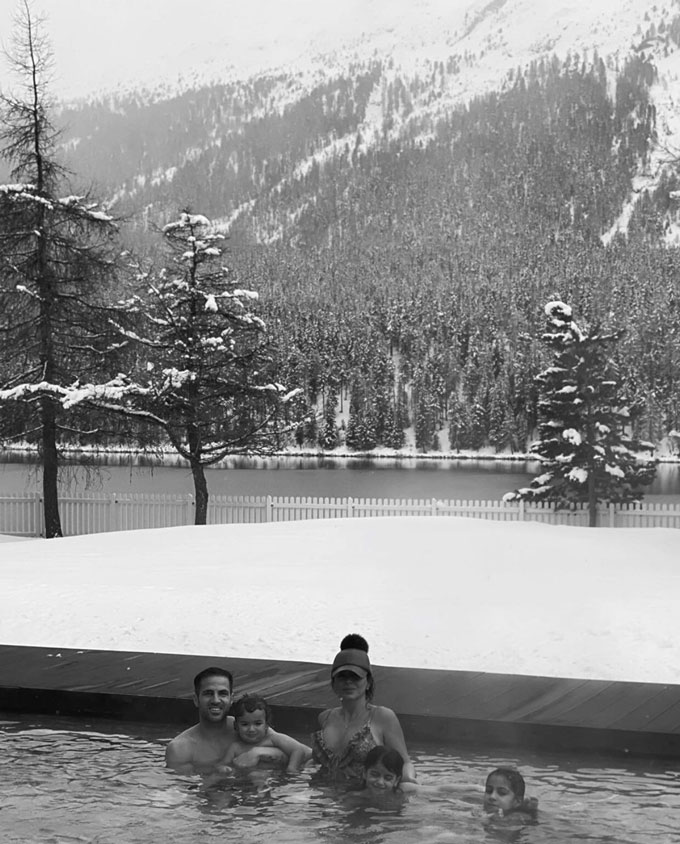 Fabregas đi tắm suối nước nóng cùng vợ và các con