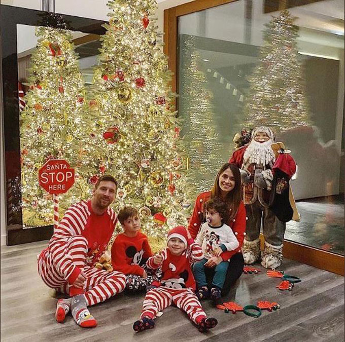 Messi đón Giáng sinh ấm áp cùng vợ và 3 cậu con trai tại nhà riêng