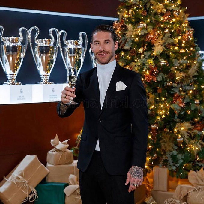Ramos chỉn chu đón Giáng sinh trong phòng trưng bày danh hiệu của Real