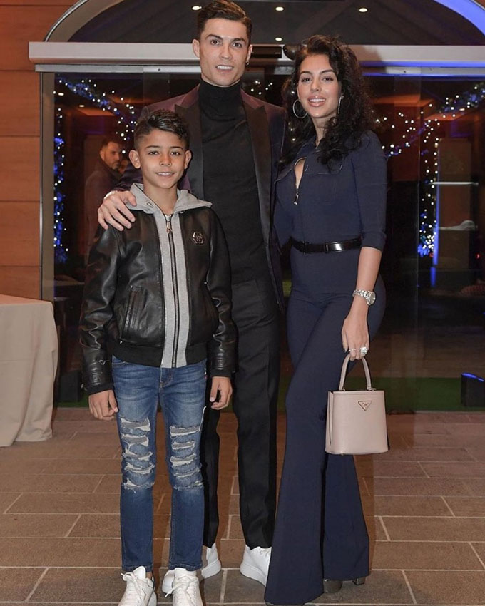 Ronaldo cùng cô bạn gái Georgina và cậu con trai Cristinao Jr đi chơi dịp Giáng sinh