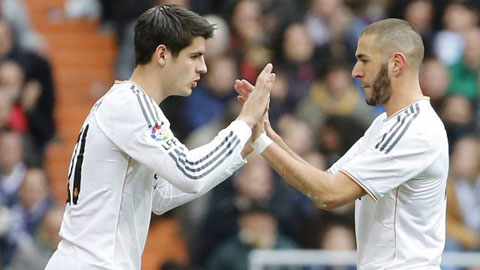 Benzema (phải) đang có một mùa giải thăng hoa cùng Real