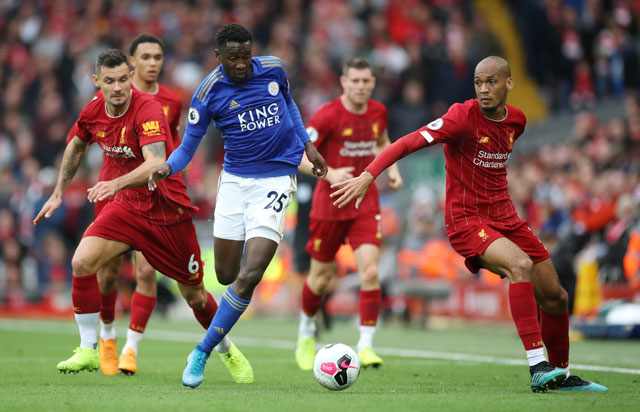 Một pha tranh bóng giữa các cầu thủ Liverpool và Leicester