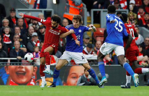 Liverpool của Salah (bìa trái) khó đứng vững khi phải hành quân đến sân King Power
