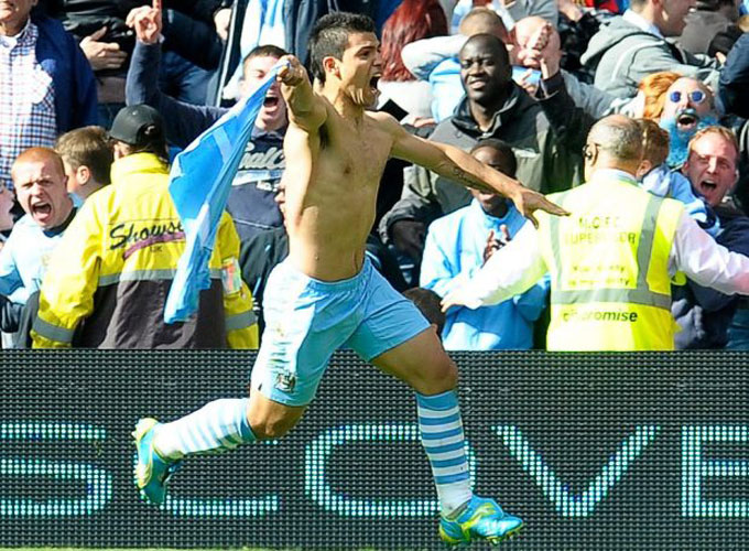 Aguero ăn mừng đầy cảm xúc sau khi ghi bàn mang về chức vô địch Premier League đầu tiên cho Man City