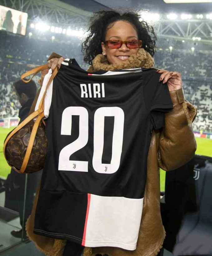 Rihanna: Nữ ca sỹ gốc Barbados thường xuyên tới sân theo dõi các trận đấu bóng đá của Juventus, PSG hay Arsenal