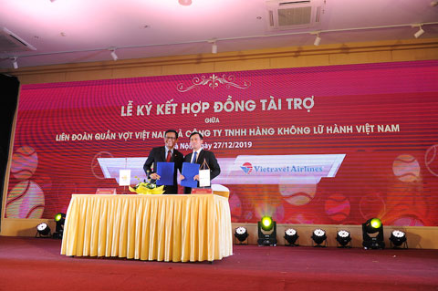 Ký hợp đồng tài trợ giữa VTF và Vietravel Airlines