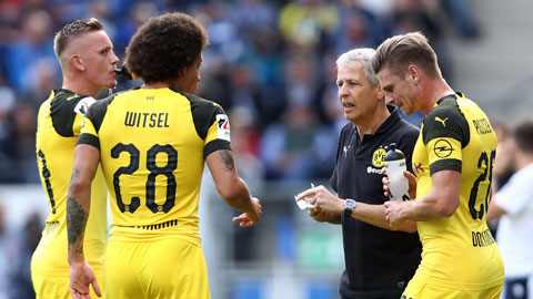HLV Favre (thứ hai, bìa phải) vẫn quyết cùng Dortmund đua tranh chức vô địch Bundesliga mùa này