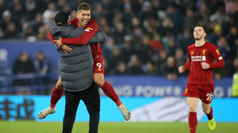 Firmino ăn mừng cùng HLV Klopp sau bàn thắng  vào lưới Leicester