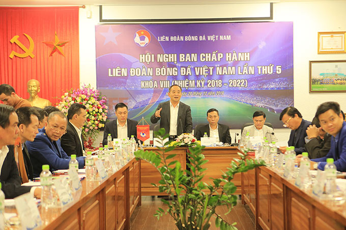 Ông Lê Khánh Hải - Thứ trưởng Bộ VH,TT&DL, Chủ tịch VFF đưa ra ý kiến tại Hội nghị 