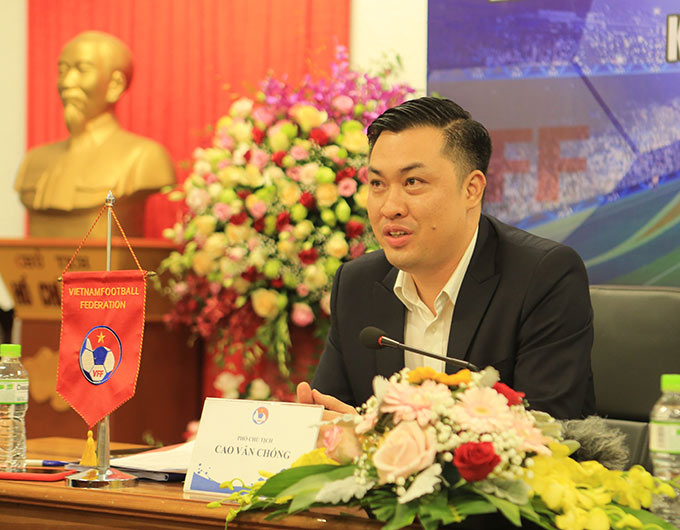 Phó Chủ tịch VFF - Cao Văn Chóng trao đổi với báo chí 