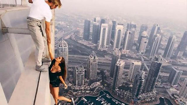 Năm 2017, Viktoria từng bị chỉ trích vì tạo dáng chụp ảnh nguy hiểm bên ngoài 1 cao ốc chọc trời ở Dubai. Đoạn video và những bức ảnh của người mẫu này xuất hiện trên Instagram vào tháng 1 năm đó đã thu hút hơn 1 triệu lượt xem. Một số người ca ngợi cô gái này dũng cảm khi dám làm như vậy. Tuy nhiên, đa phần mọi người đều chỉ trích Viktoria không biết trân trọng tính mạng
