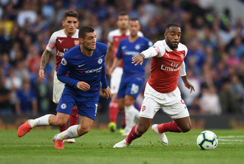 Arsenal (phải) gặp Chelsea, cuộc đối đầu của hai kẻ sa cơ sẽ không đội nào xứng đáng giành chiến thắng