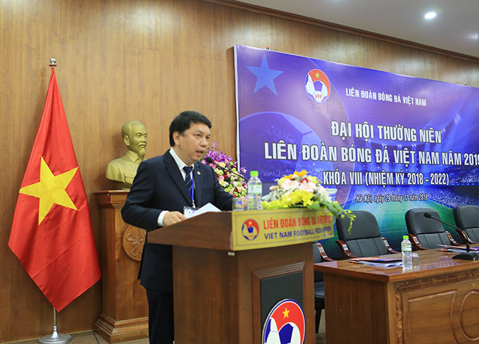 Ông Lê Hoài Anh báo cáo về việc miễn nhiệm chức danh Phó Chủ tịch phụ trách Tài chính và Vận động tài trợ với ông Cấn Văn Nghĩa 