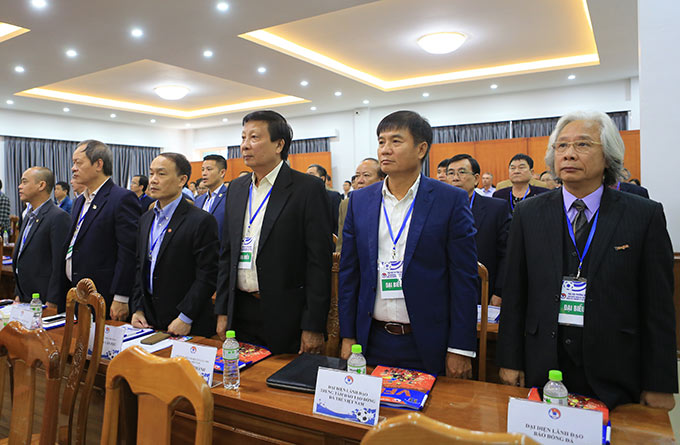 Ông Nguyễn Văn Phú - Tổng biên tập báo Bóng đá (bìa phải) dự Đại hội thường niên VFF 2019 