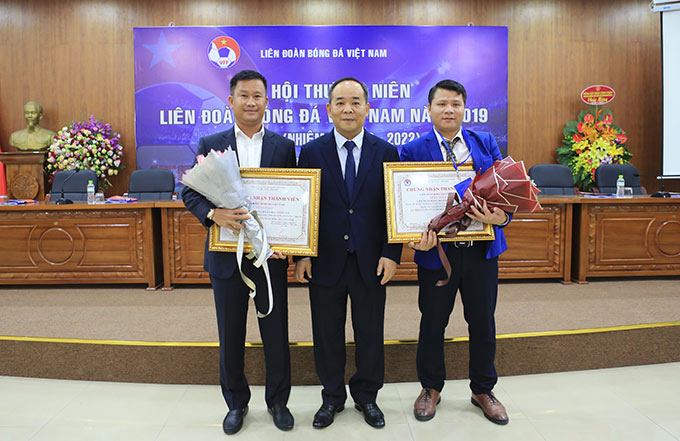 Ông Lê Khánh Hải - Thứ trưởng Bộ VH, TT, DL, Chủ tịch VFF trao hoa và chứng nhận cho 2 tổ chức thành viên mới