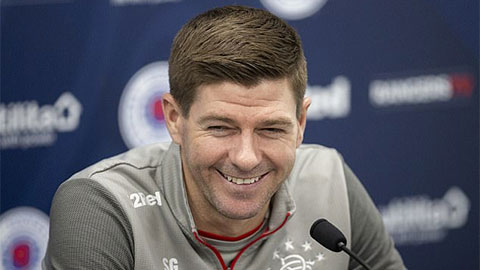 Gerrard mỉa mai M.U không đủ tuổi chung mâm với Liverpool