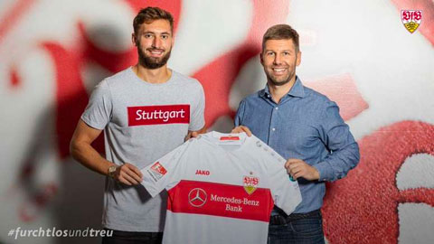 Phillips cùng GĐTT Hitzlsperger trong ngày gia nhập Stuttgart theo dạng mượn 1 mùa