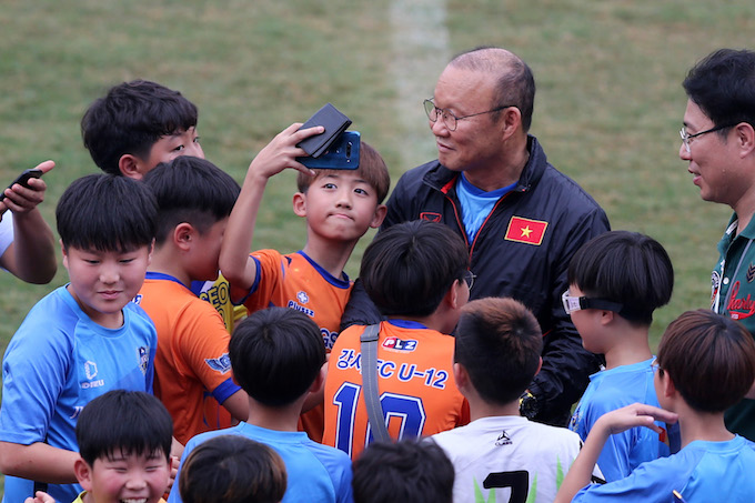 Nụ cười vui sướng của HLV Park Hang Seo trong vòng vây của các em nhỏ Hàn Quốc. Ảnh: Quốc An