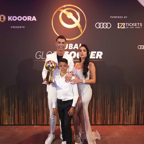 Ronaldo bảnh bao đi nhận giải Globe Soccer Award cùng bạn gái và con trai
