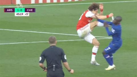 David Luiz thoát thẻ đỏ với pha cao chân như muốn giết Kante