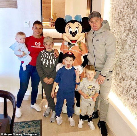 Gia đình Rooney và Coleen hạnh phúc bên bốn cậu con trai