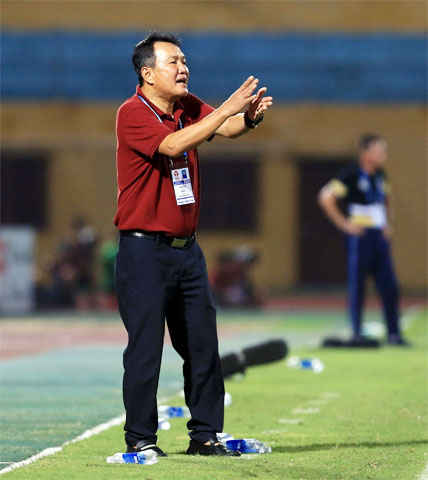 HLV Hoàng Văn Phúc đã thay thế HLV Nguyễn Thành Công (ảnh trên) ngồi lên “ghế nóng” ở Sài Gòn FC