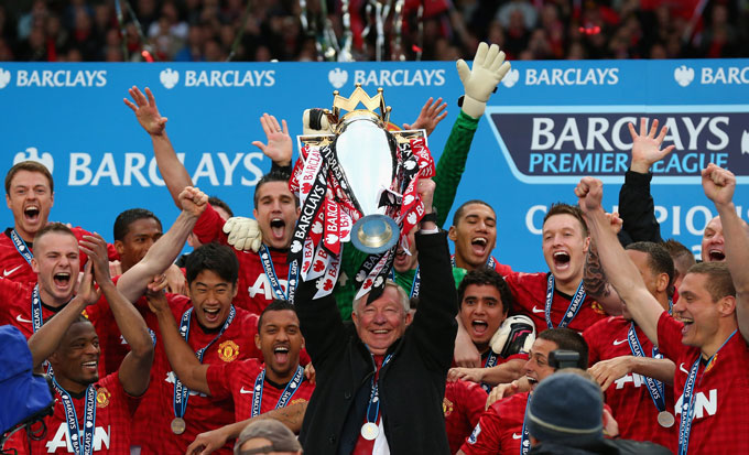 2013: Alex Ferguson giải nghệ sau 27 năm dẫn dắt bằng danh hiệu Ngoại hạng Anh cùng M.U, từ đó đến này Quỷ đỏ chưa thể đăng quang thêm lần nào nữa