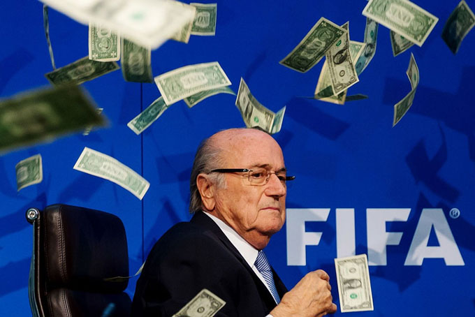 2015: Chủ tịch FIFA Sepp Blatter bị một CĐV quá khích ném đống tiền giả vào mặt, liên quan đến việc ông và Chủ tịch UEFA Michel Platini cùng nhiều quan chức bóng đá khác bị bắt vì tội danh tham nhũng liên quan đến quá trình ứng cử đăng cai World Cup 2018 và 2022 ở Nga và Qatar