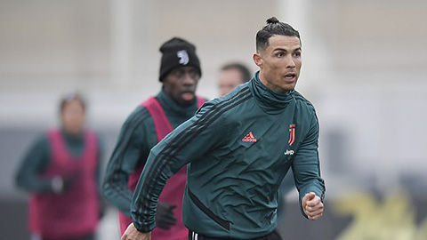 Ronaldo trình làng kiểu tóc 'củ tỏi' như Samurai
