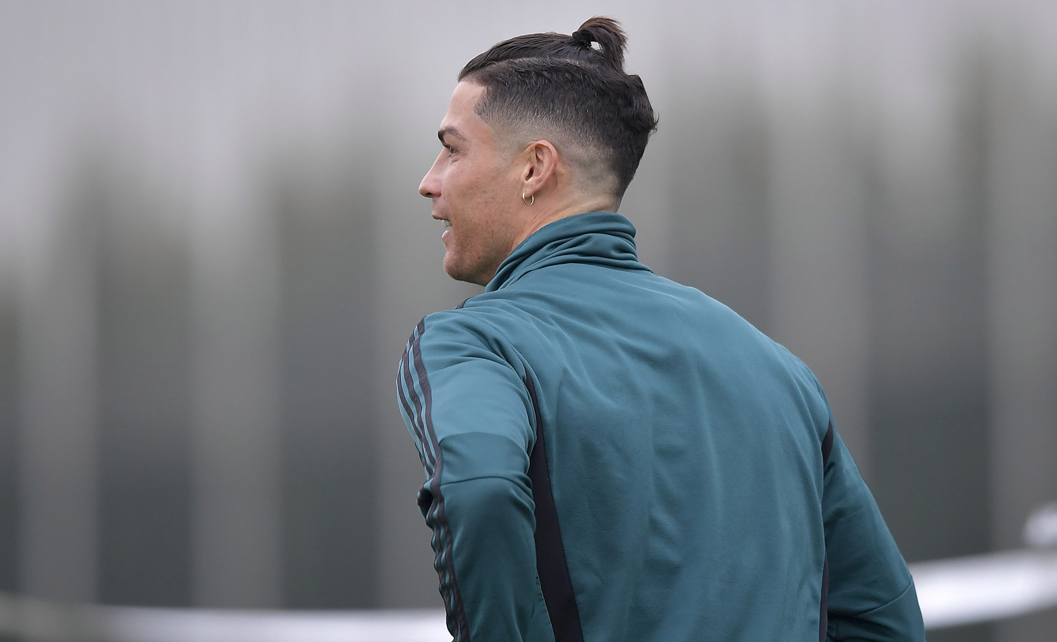 Ronaldo trình làng kiểu tóc 'củ tỏi' như Samurai