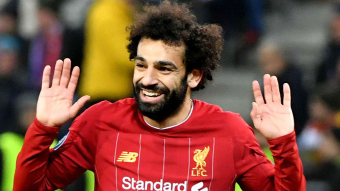 Mohamed Salah (Roma sang Liverpool, giá 42 triệu euro): Việc Liverpool bỏ ra tới 42 triệu euro (khoảng 37 triệu bảng) để mua Salah vào năm 2018 là một canh bạc mà họ đã thắng lớn. Ngôi sao người Ai Cập là chìa khóa giúp The Kop thăng hoa như hiện tại.