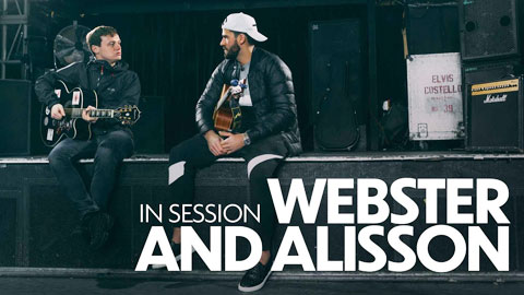 Alisson (phải) cầm đàn giao lưu với ca sỹ Jamie Webster